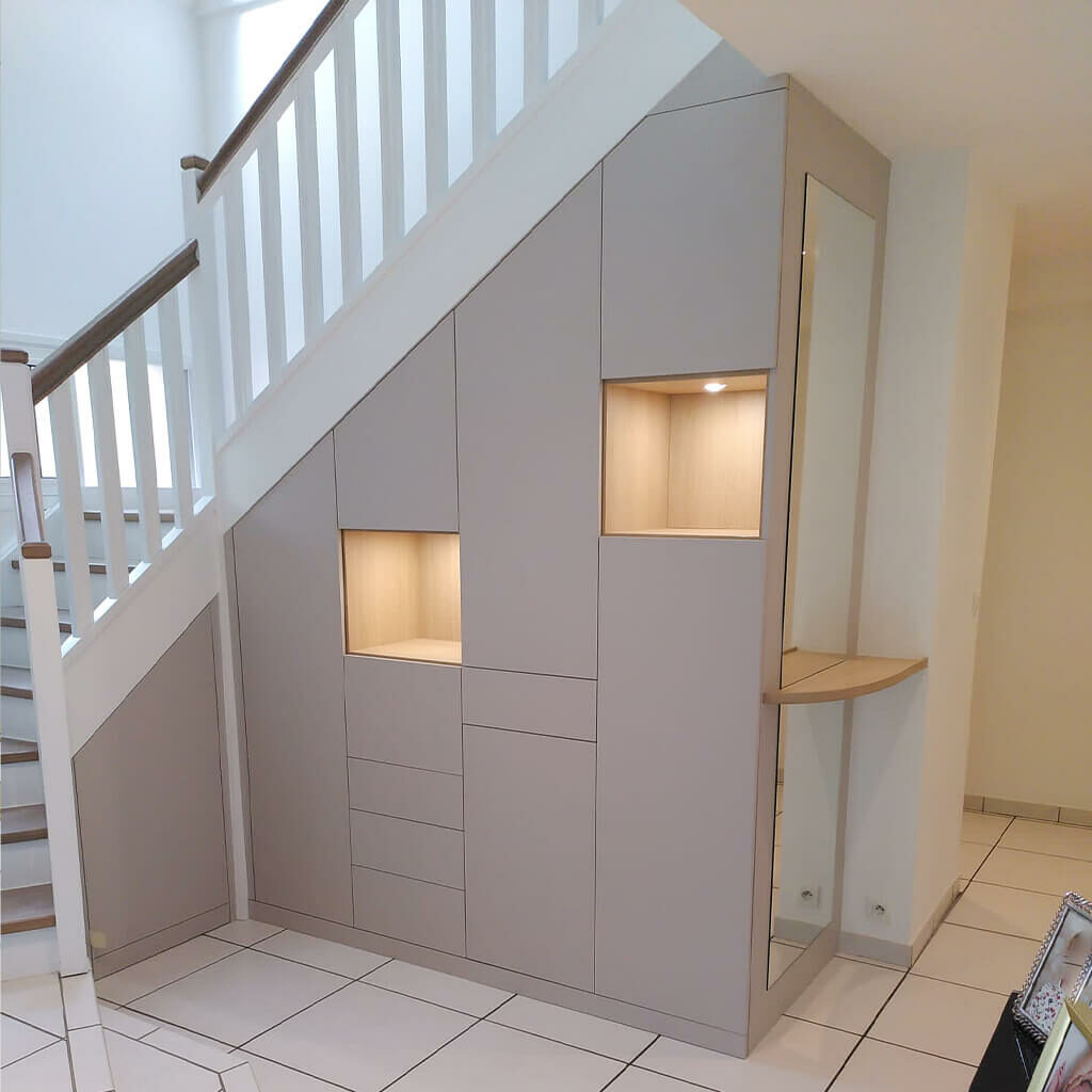 Aménagement de rangement sous escalier, aménagement sous escalier d'entrée,  vestiaire sous escalier